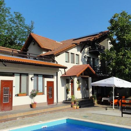 Vila Europa Сэрата-Монтеору Экстерьер фото